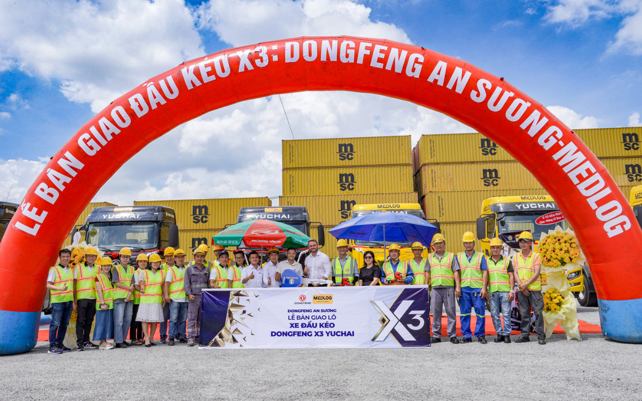 Chụp hình tại buổi lễ bàn giao xe đầu kéo Dongfeng X3 cho MEDLOG logistics