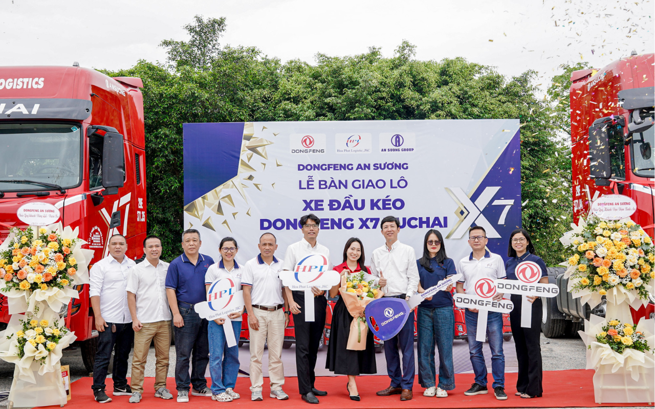 Không khí tại buổi bàn giao lô xe đầu kéo Dongfeng X7