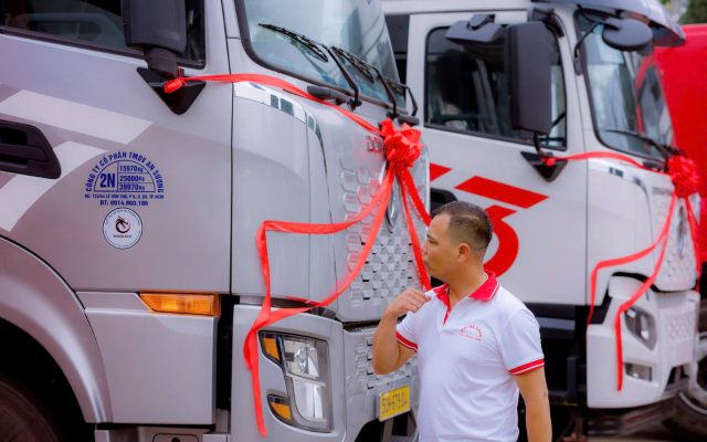 Khách hàng tìm hiểu về xe đầu kéo Dongfeng X7