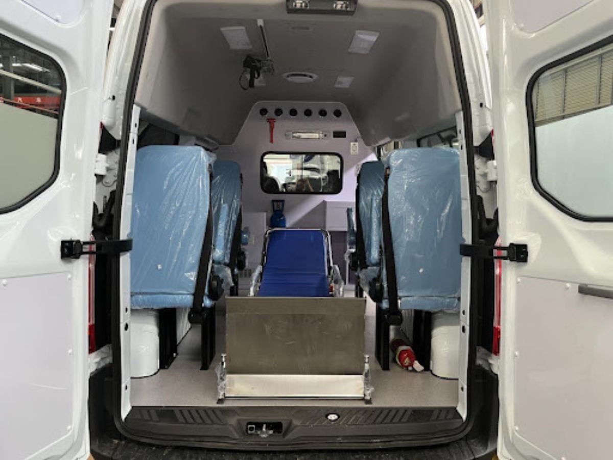 Nội thất xe cứu thương ford transit
